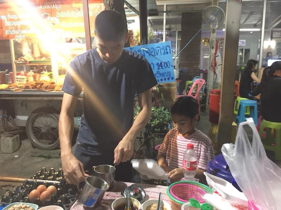 ม.4 ขยันขายข้าวไข่เจียวเลี้ยงน้อง 5 คน